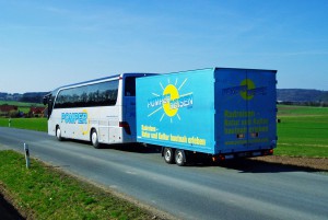 Bus mit Spezial-Radlanhänger